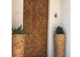 puerta de seguridad decorada