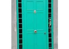puerta de acero sobrerelieve