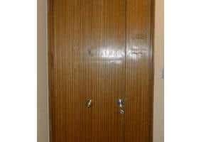 puerta blindada de acero y madeera