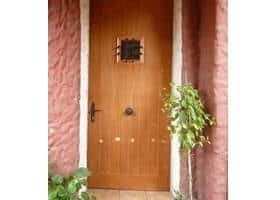 puerta de seguridad con mira rústica