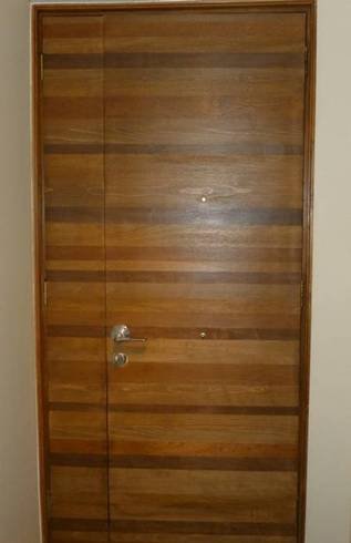 Puerta antirrobos veteada para departamentos