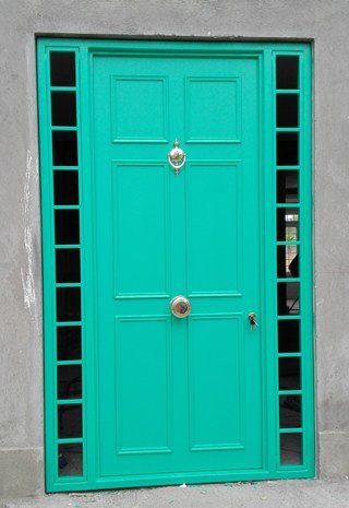 Puerta de seguridad de acero verde con ventanillas