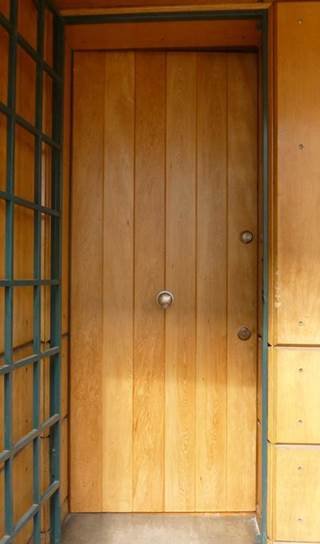 Puerta antirrobos con tablado vertical
