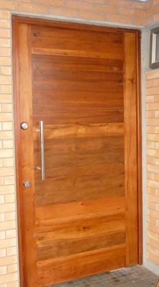 Puerta con enchape rústico de dos colores