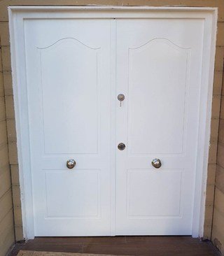 Puerta blindada clásica pintada blanca