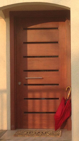 Puerta blindada con ventanillas largas