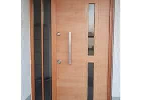 puerta con ventanas verticales